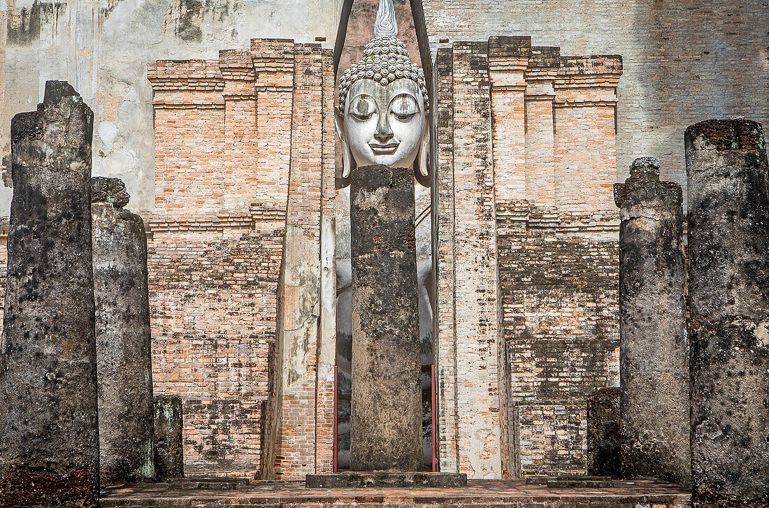 Wat Si Chum, im historischen Park von Sukhothai, Sukhothai, Thailand