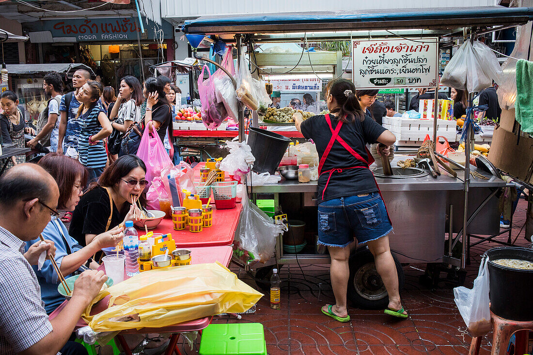 Nudelstand, Straßenlebensmittelmarkt, in der Itsara Nuphap, Chinatown, Bangkok, Thailand