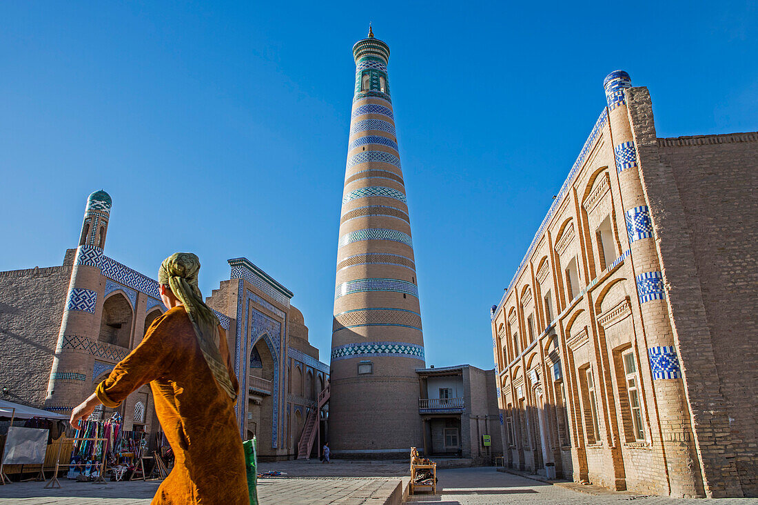 Islom Hoja Medressa und Minarett, Straßenszene in Ichon-Qala, alte Stadt, Chiwa, Usbekistan