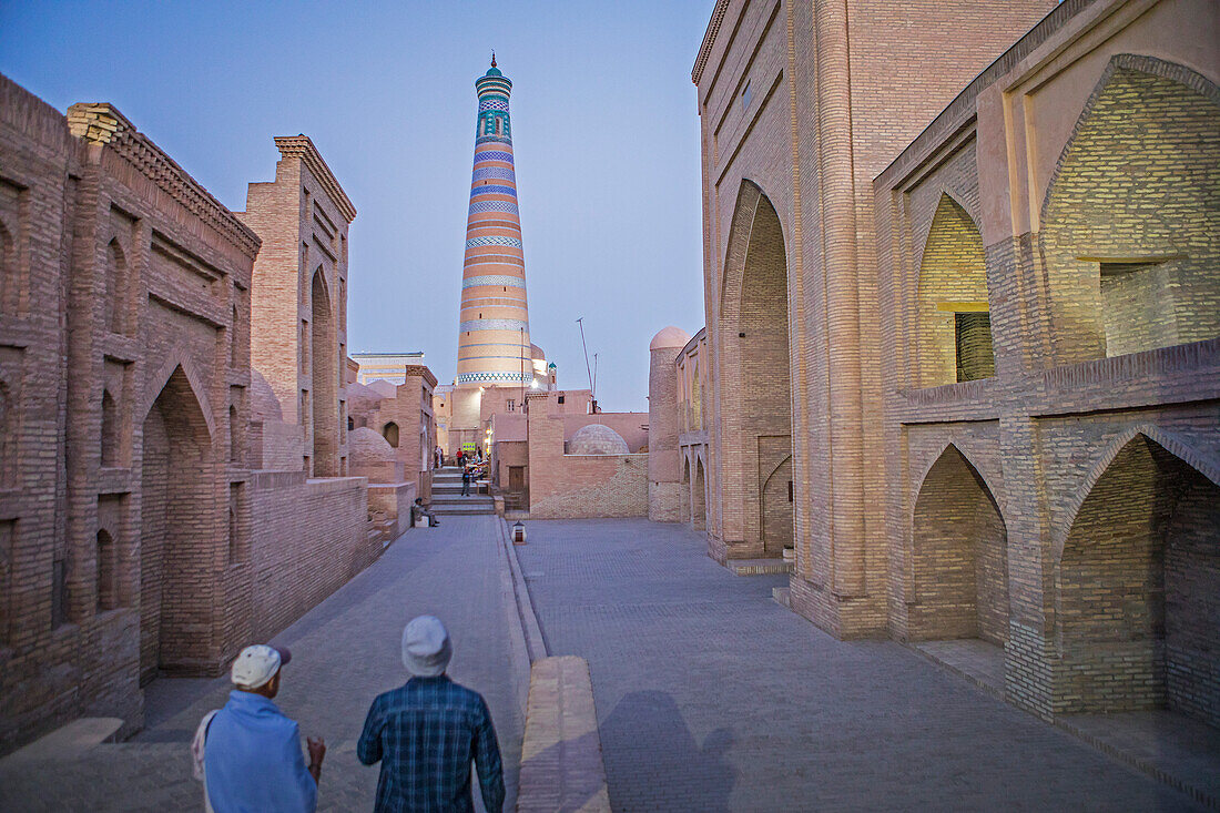 Islom-Hoja-Minarett. Rechts Sherghozi Khan Medressa. Links Pahlavon Mahmud Mausoleum, Chiwa, Usbekistan