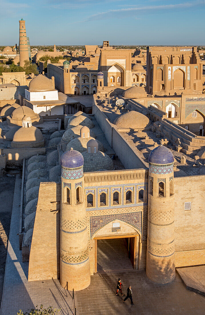 Skyline und Osttor oder Polvon Davorza der Ichon-Qala oder alten Stadt, Chiwa, Usbekistan