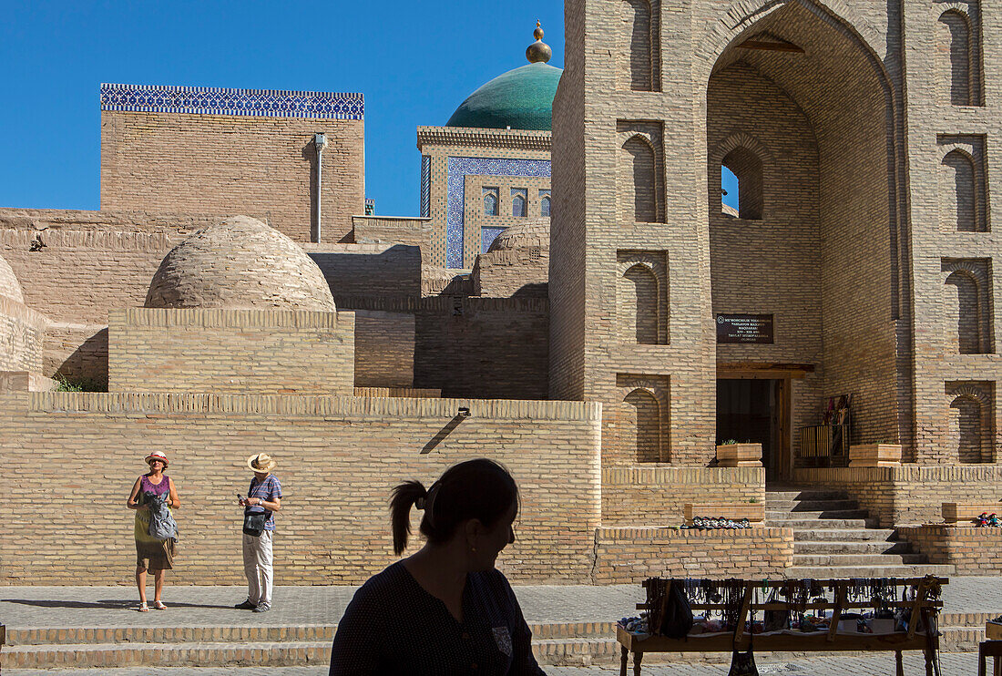 Straßenszene in Ichon-Qala, Altstadt, am rechten Haupttor des Pahlavon Mahmud Mausoleums, Chiwa, Usbekistan