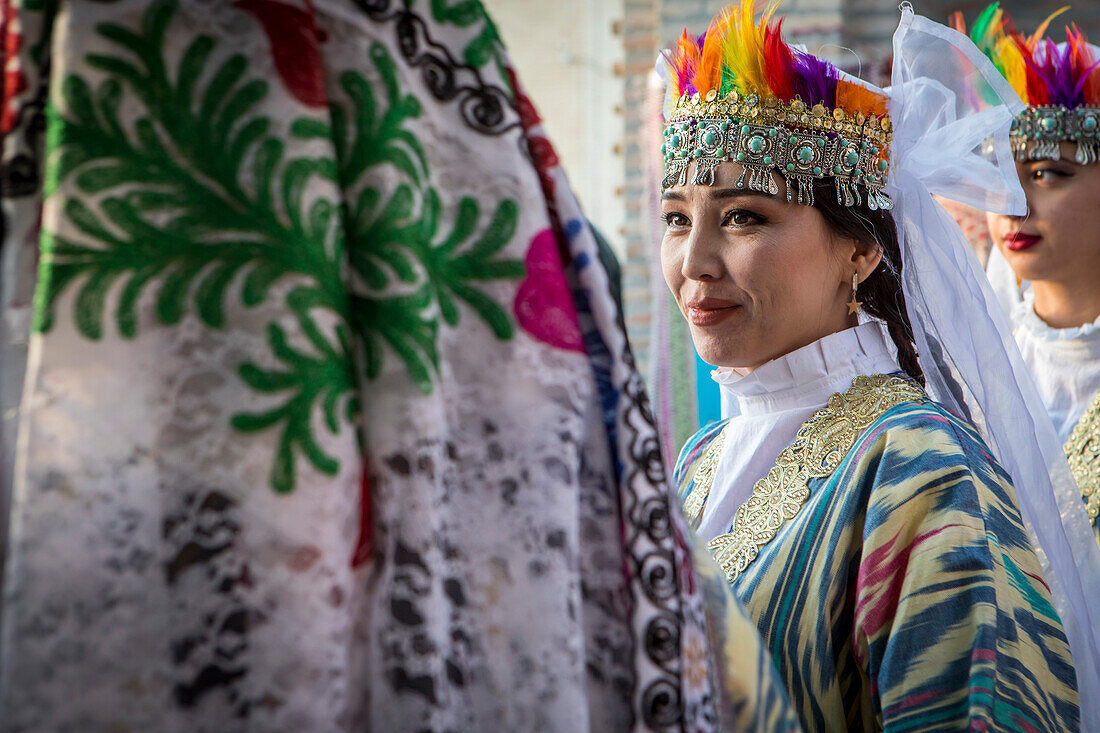 Frauen in traditioneller Kleidung, für Volkstanz, Tänzerin, im Rukhobod-Mausoleum, Samarkand, Usbekistan