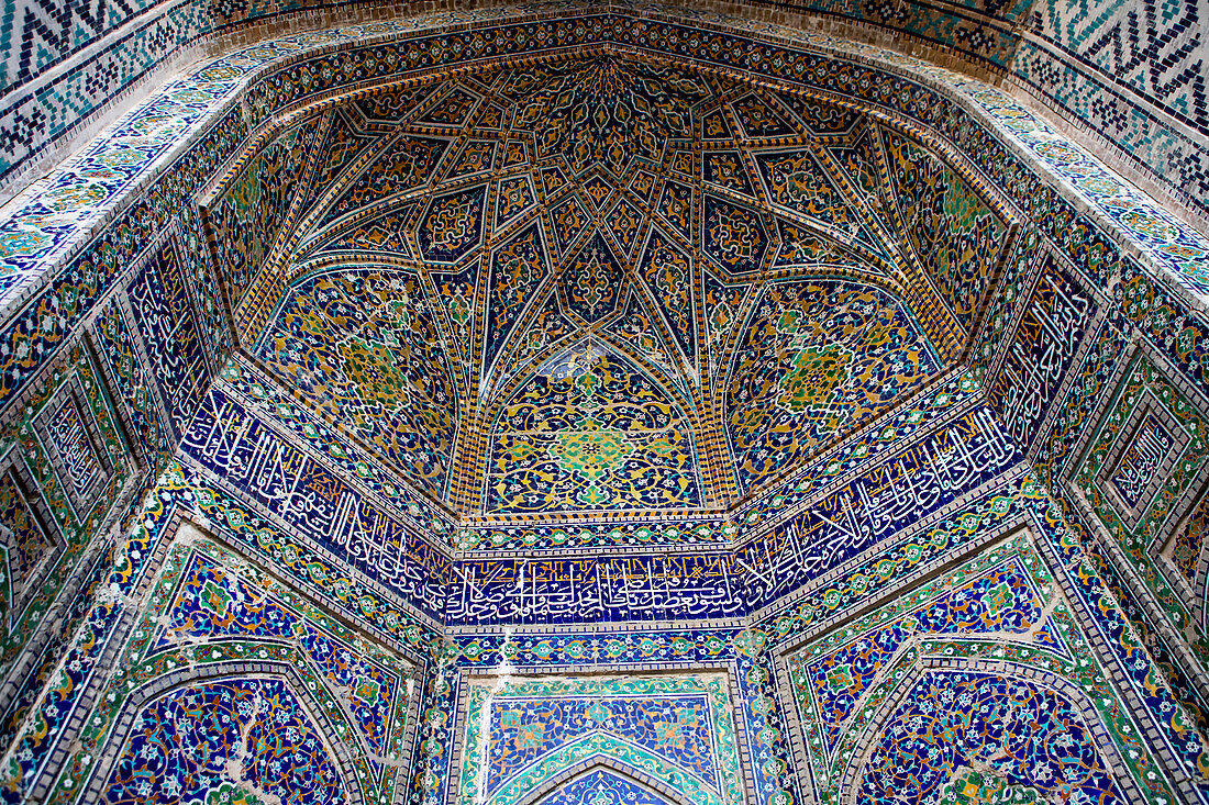 Ornamentik, Detail des Bogens im Innenhof der Sher Dor Medressa, Registan, Samarkand, Usbekistan