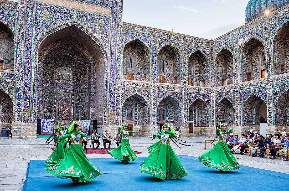 Traditioneller Tanz, Folklore, im Innenhof der Sher Dor Medressa, Registan, Samarkand, Usbekistan