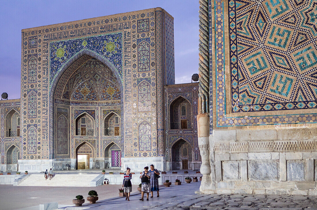 Tilla-Kari Medressa, at right facade of Sher Dor Medressa, Registan, Samarkand, Uzbekistan