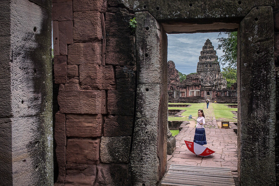 Tourist, Durchgangsweg und zentrales Heiligtum von Outer Southern Gopura, in Prasat Hin Phimai (Phimai Historical Park), Phimai, Provinz Nakhon Ratchasima, Thailand