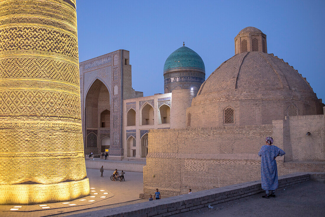 Kalon-Minarett und die Mir-i-Arab-Medressa im Hintergrund, Altstadt, Buchara, Usbekistan