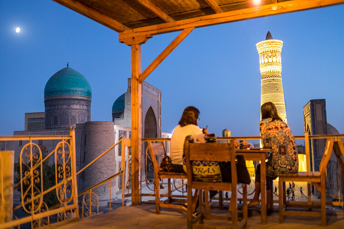 Kleines Cafe-Haus. Rechts Minarett und Moschee von Kalon. Links Mir-i-Arab medressa , Buchara, Usbekistan
