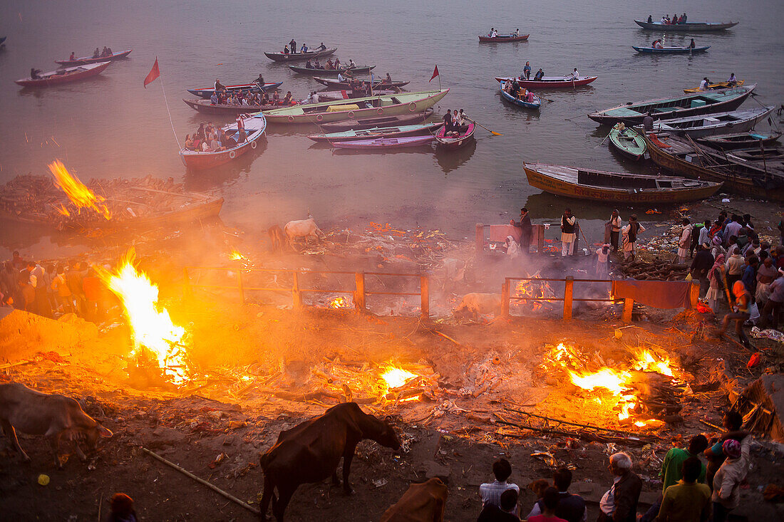 Einäscherung von Leichen, im Manikarnika Ghat, dem Verbrennungsghat, am Ufer des Ganges, Varanasi, Uttar Pradesh, Indien.