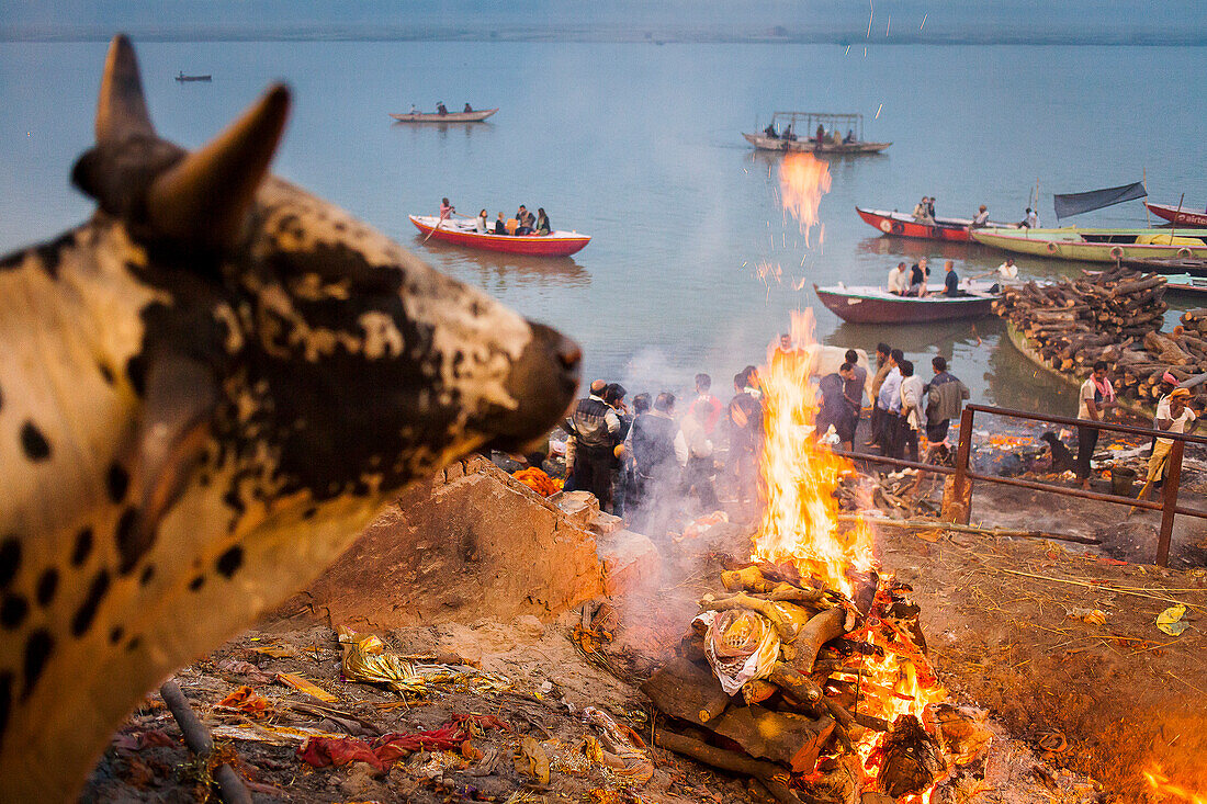 Cremation of bodies, in Manikarnika Ghat, the burning ghat, on the banks of Ganges river, Varanasi, Uttar Pradesh, India.