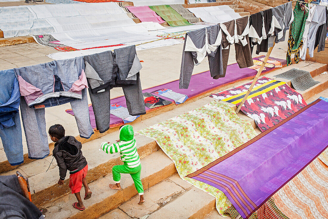 zufällig Kinder und Wäschetrocknung, Dasaswamedh Ghat, im Fluss Ganges, Varanasi, Uttar Pradesh, Indien.