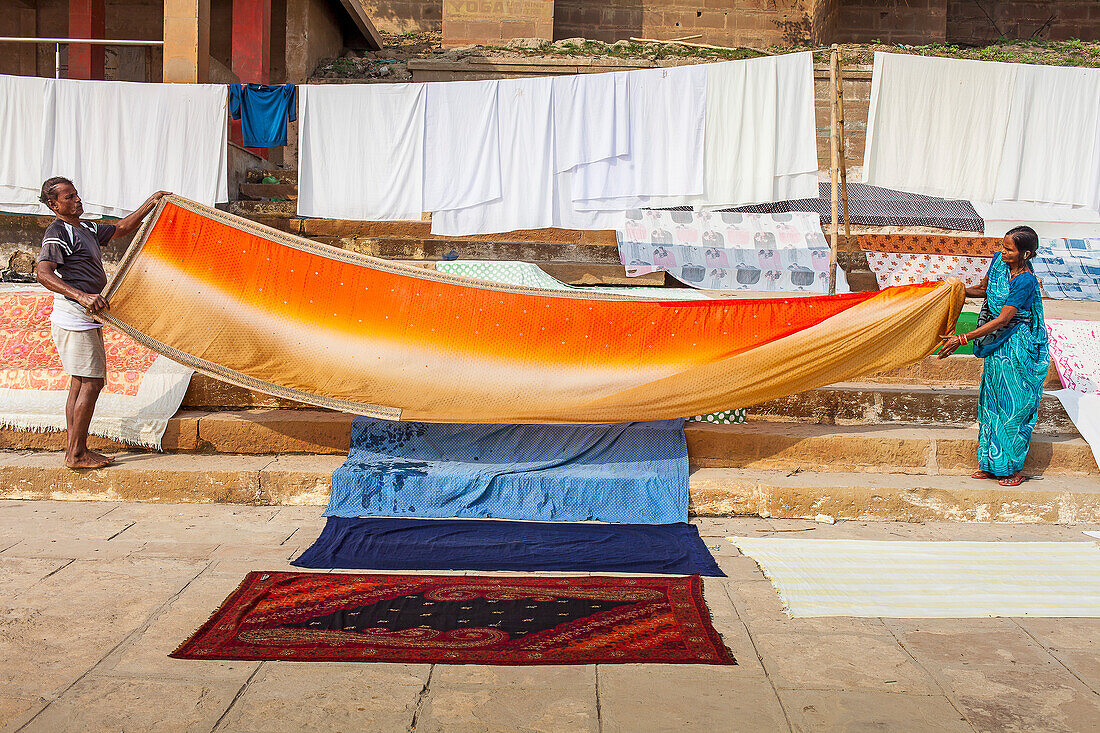 Wäschepflege zum Trocknen, Dasaswamedh Ghat, im Fluss Ganges, Varanasi, Uttar Pradesh, Indien.