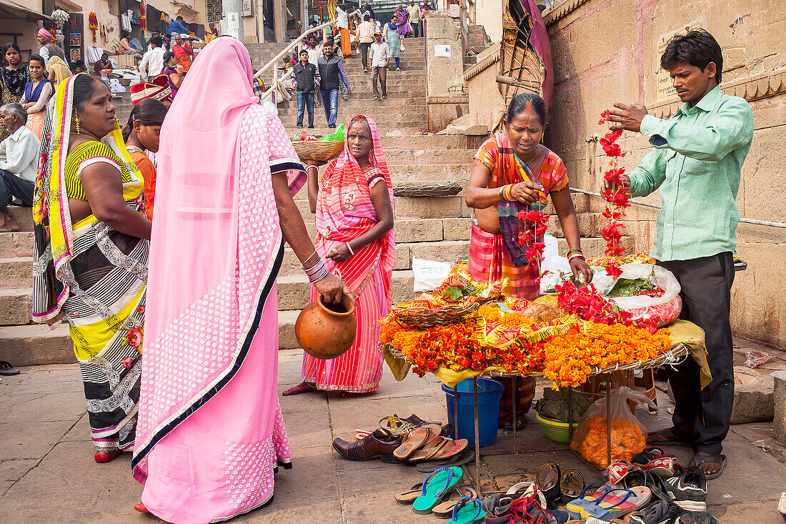 Frau und Mann verkaufen Blumen für die Puja-Zeremonie in Dashashwamedh ghat, Varanasi, Uttar Pradesh