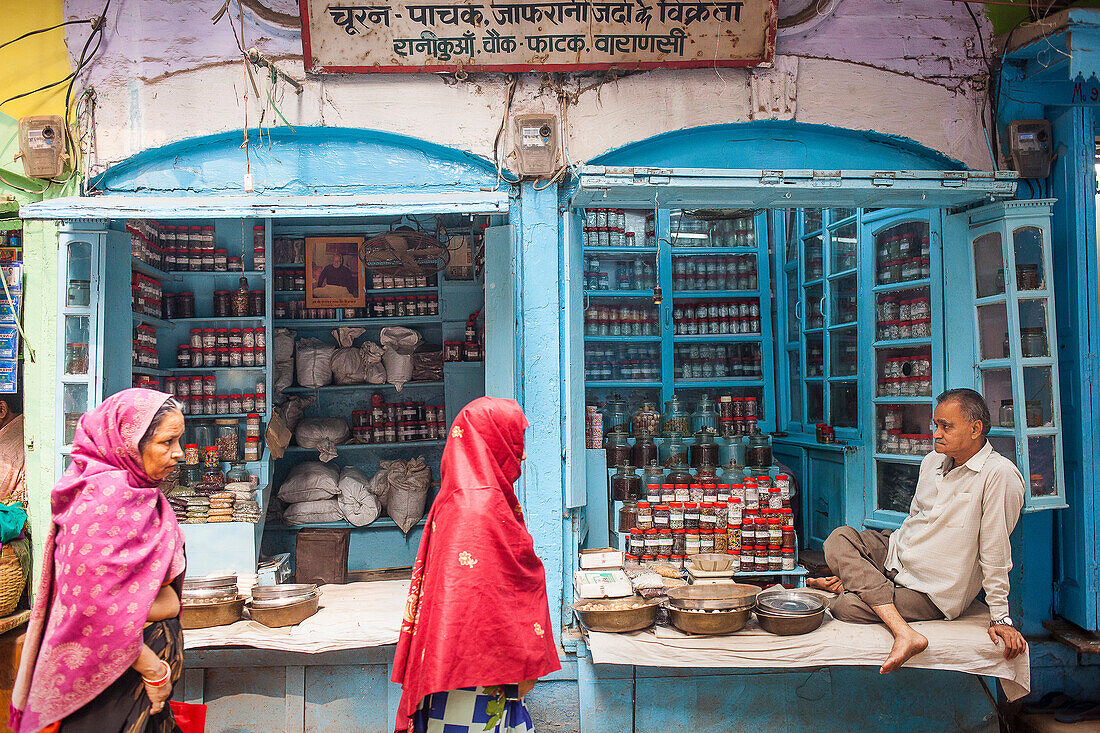 Gewürzladen, Hauptbasar, Historisches Zentrum, nahe Dashashwamedh Ghat Road, Varanasi, Uttar Pradesh