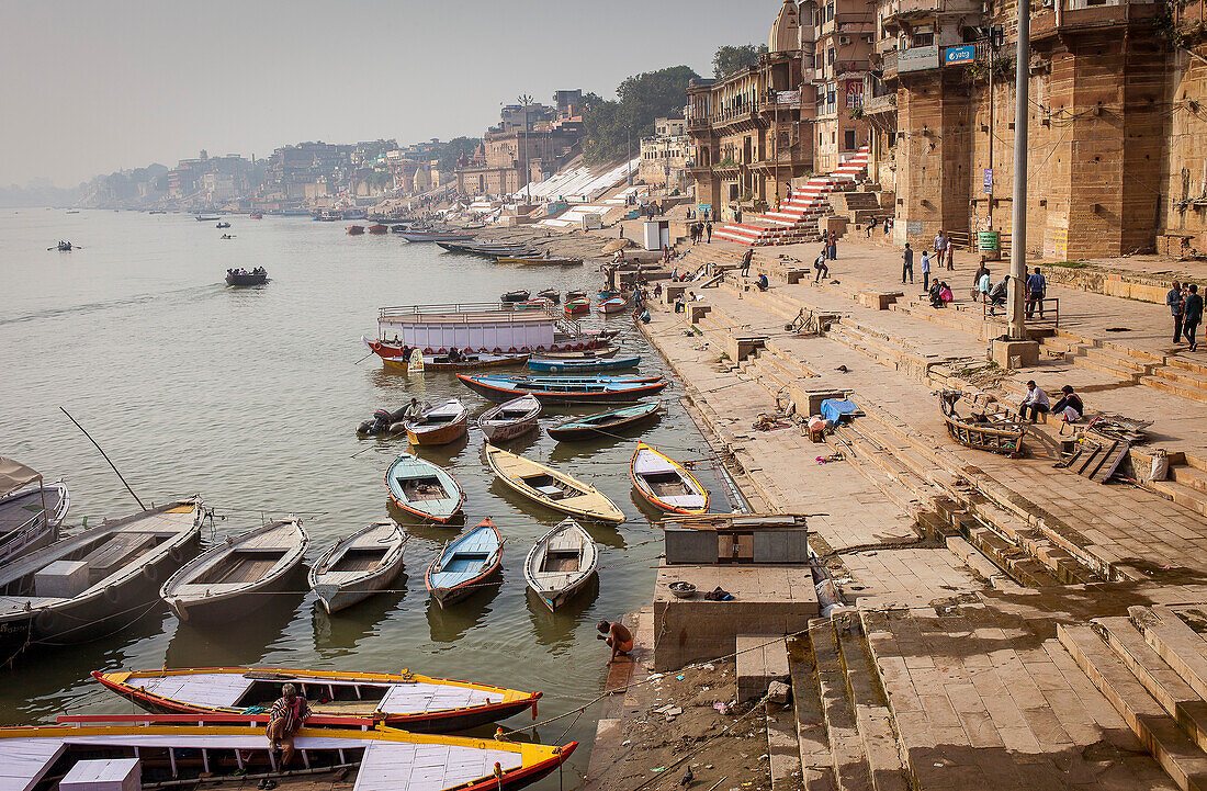 Blick auf die Ghats vom Munshi Ghat, im Ganges, Varanasi, Uttar Pradesh, Indien.