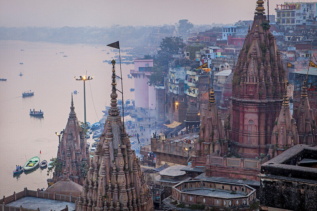 In erster Position das Dach des Manikarnika Ghat, Gesamtansicht der Dächer der Ghats, im Ganges, Varanasi, Uttar Pradesh, Indien.
