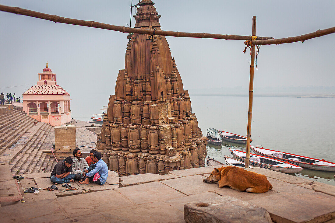 Scindia Ghat und Shiva-Tempel (Ratneshwar mahadev), im Ganges, Varanasi, Uttar Pradesh, Indien.