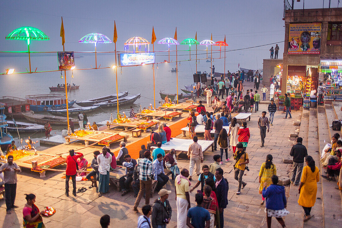 Dashashwamedh ghat (Haupt-Ghat), im Ganges, Varanasi, Uttar Pradesh, Indien.