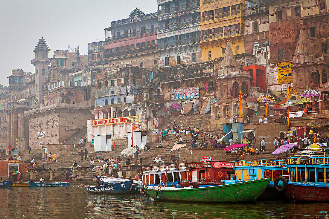 Ahilya Bai Ghat und Munshi Ghat, im Fluss Ganges, Varanasi, Uttar Pradesh, Indien.