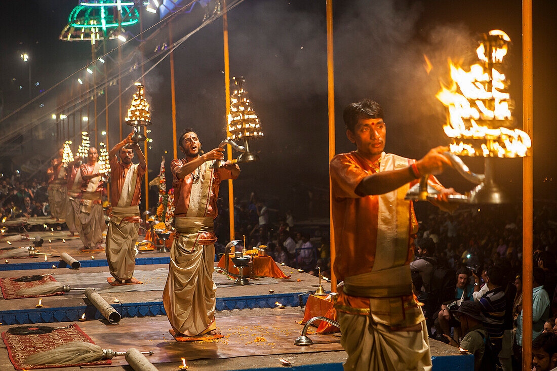 Jede Nacht, Nächtliche Puja am Dashaswamedh Ghat, Varanasi, Uttar Pradesh, Indien