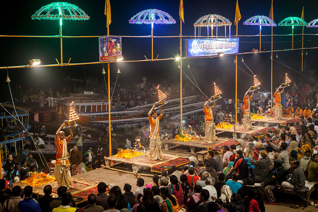 Jede Nacht, Nächtliche Puja auf dem Dashaswamedh Ghat, Varanasi, Uttar Pradesh, Indien