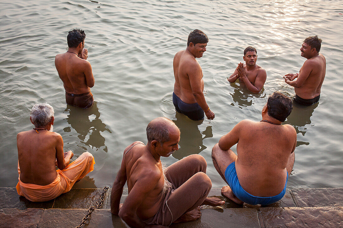Pilger beim Beten und Baden, in den Ghats des Ganges, Varanasi, Uttar Pradesh, Indien.