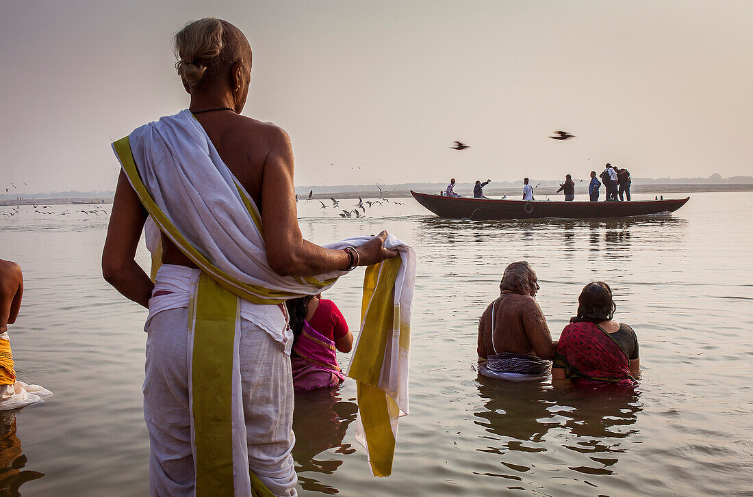 Betende und badende Pilger an den Ghats des Ganges, Varanasi, Uttar Pradesh, Indien.