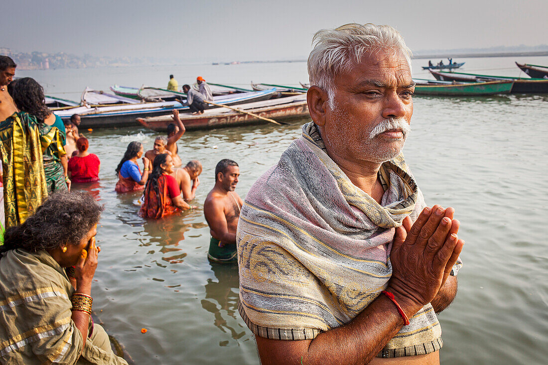 Pilger, die beten und baden, an den Ghats des Ganges, Varanasi, Uttar Pradesh, Indien.