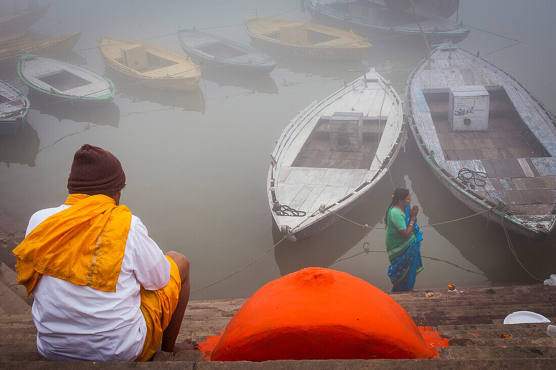 Betende Pilger an den Ghats des Ganges, Varanasi, Uttar Pradesh, Indien.