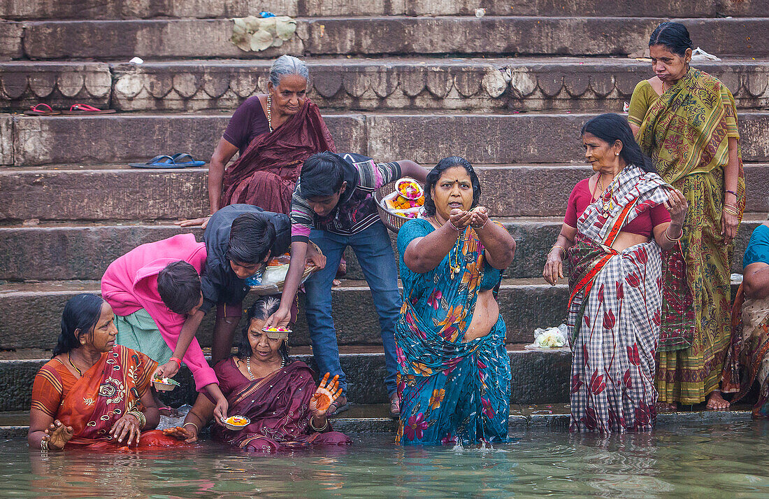 Pilger beim Beten und Baden an den Ghats des Ganges, Varanasi, Uttar Pradesh, Indien.