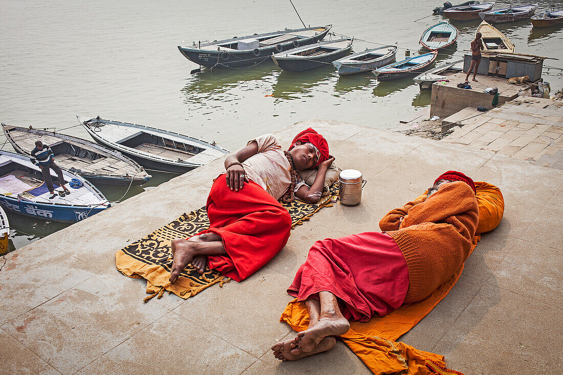 Schlafende Sadhus an den Ghats des Ganges, Varanasi, Uttar Pradesh, Indien.