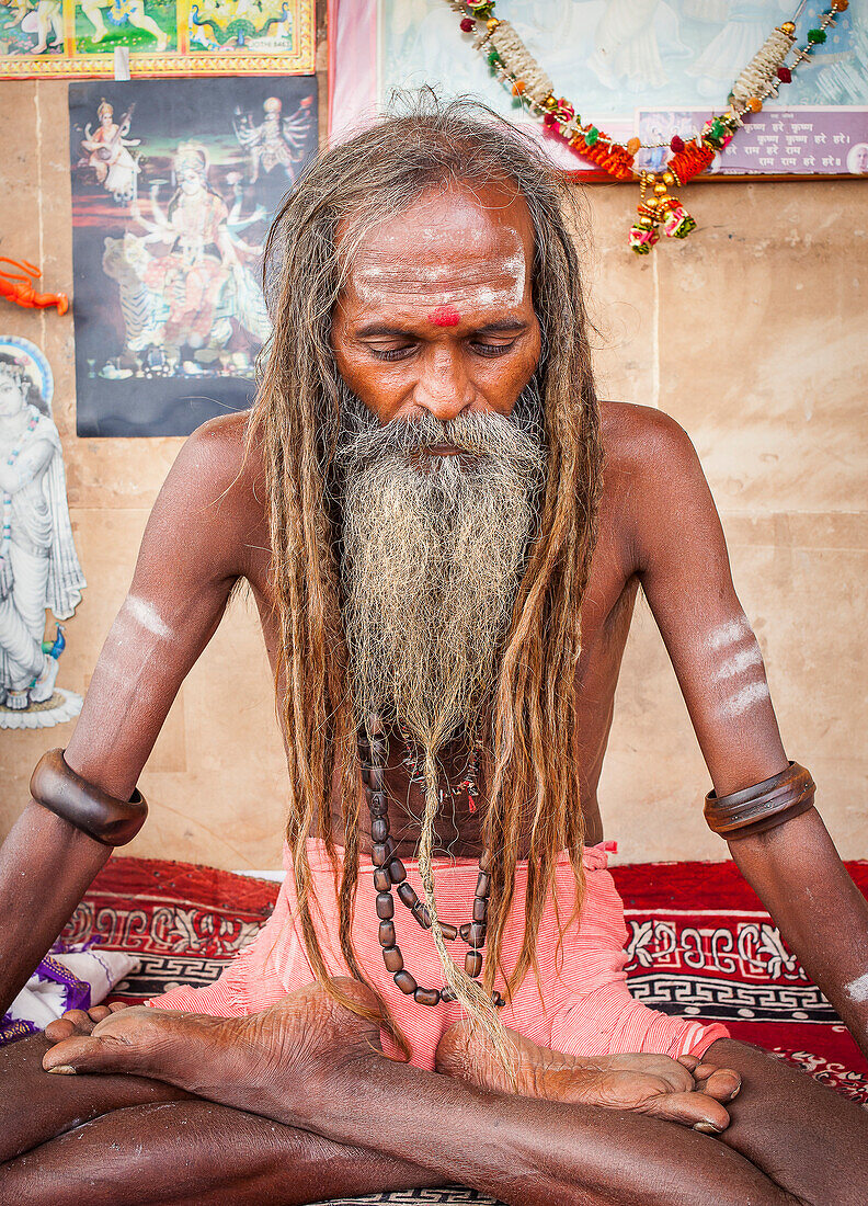 Sadhu meditiert, in den Ghats des Ganges, Varanasi, Uttar Pradesh, Indien.