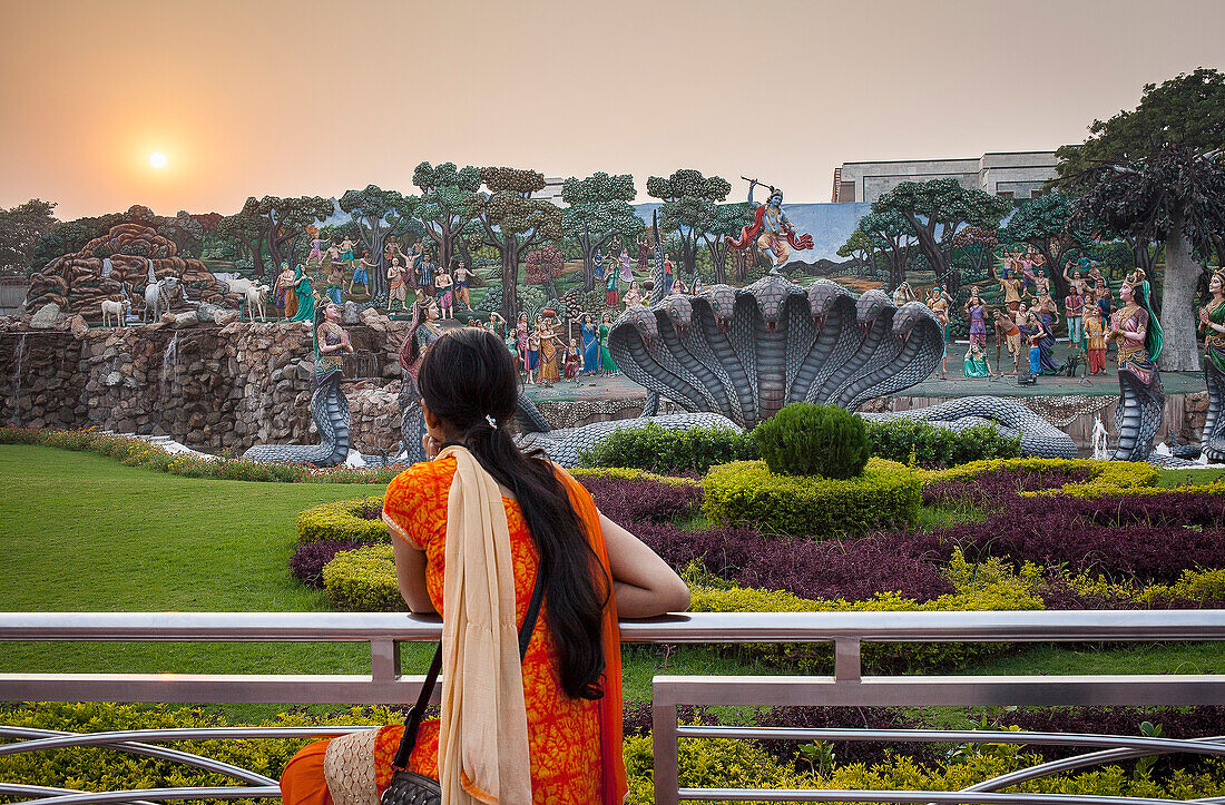 Garten des Prem Mandir (Liebestempel) Tempel der göttlichen Liebe, Vrindavan, Mathura, Uttar Pradesh, Indien