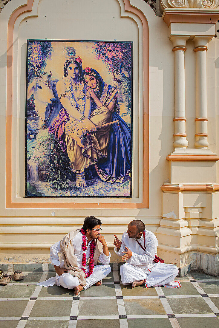 Gläubige sprechen, im ISKCON-Tempel, Sri Krishna Balaram Mandir, Vrindavan, Mathura, Uttar Pradesh, Indien