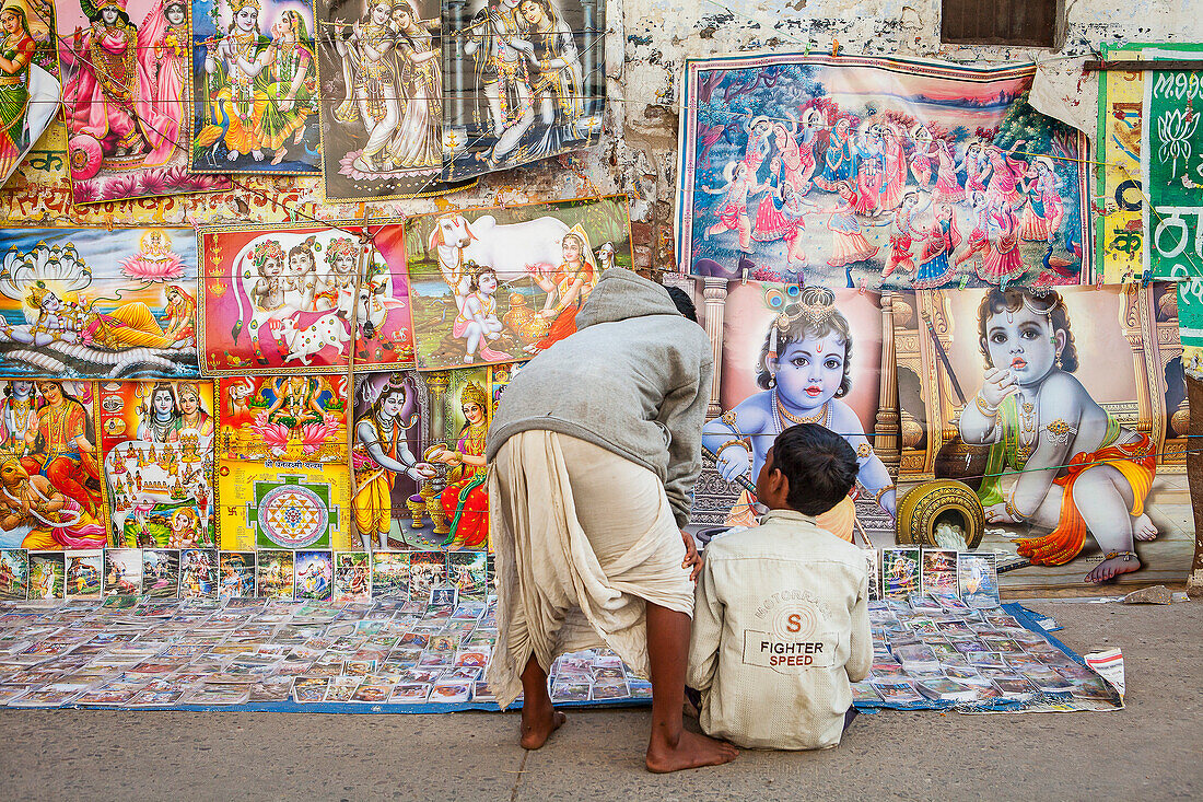 Geschäft mit Krishna-Bildern, in der Gotam Nagar Straße (Hauptstraße), Historisches Zentrum, Vrindavan, Mathura, Uttar Pradesh, Indien