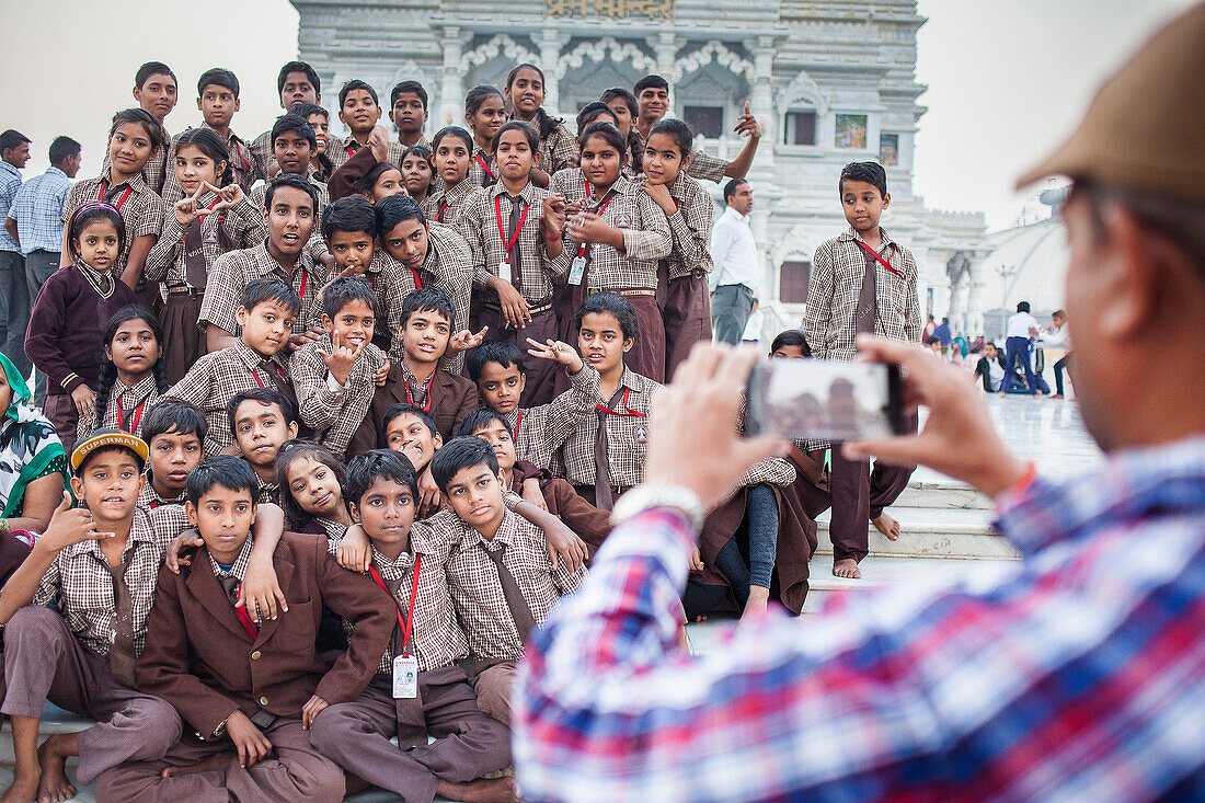 Studenten besuchen Prem Mandir (Liebestempel) Tempel der göttlichen Liebe, Vrindavan, Mathura, Uttar Pradesh, Indien