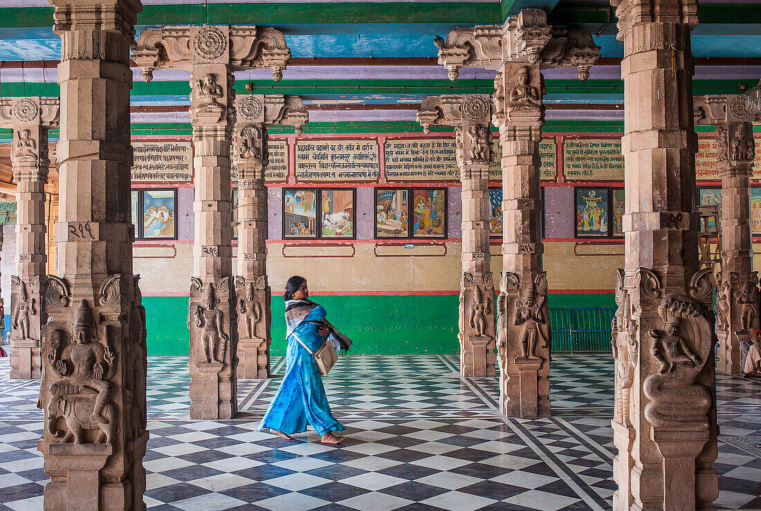 Frau, im Rangaji-Tempel (Ranganath-Tempel), Vrindavan, Mathura, Uttar Pradesh, Indien