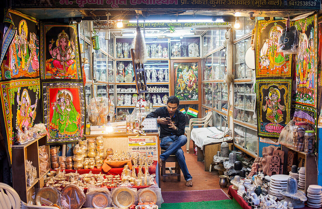 Souvenirladen, Straßenszene im Gopinath Bazar, Historisches Zentrum, Vrindavan, Mathura, Uttar Pradesh, Indien