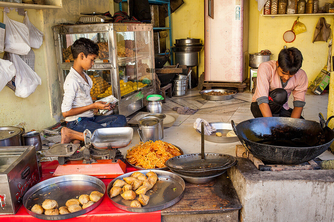 Kinder bei der Arbeit, in einem traditionellen indischen Restaurant (Dhaba), Gotam Nagar Straße (Hauptstraße), Historisches Zentrum, Vrindavan, Mathura, Uttar Pradesh, Indien