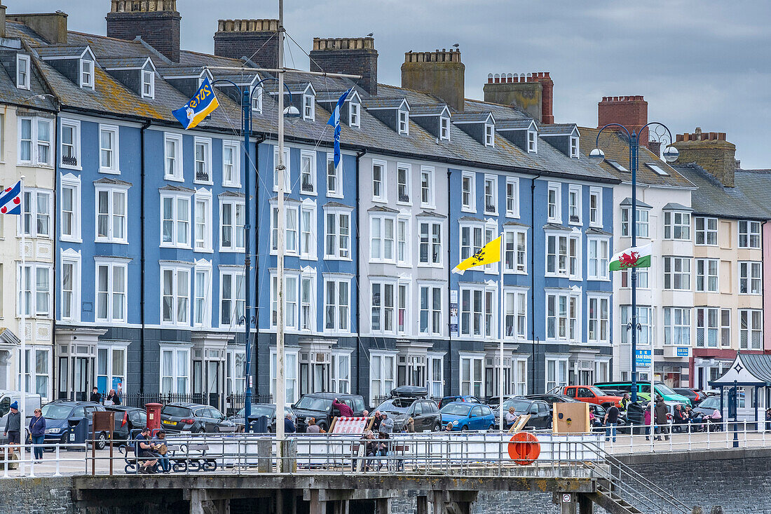 Die Strandpromenade in Aberystwyth, Wales