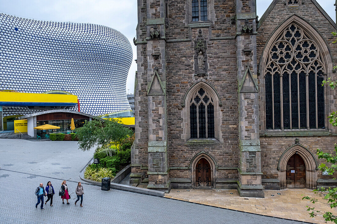 Die Kirche St. Martin in der Bullring und das Selfridges-Gebäude, Birmingham, England