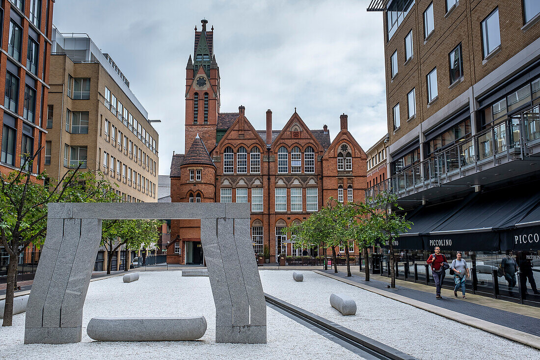 Oozells Square, im Hintergrund die Ikon-Galerie, Birmingham, England