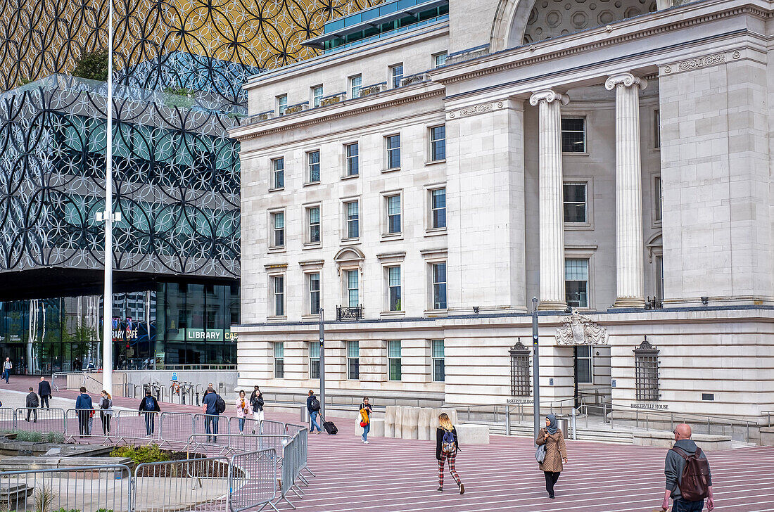 Links die Bibliothek von Birmingham Venue Hire und rechts das Birmingham Convention Bureau, am Centenary Square, Birmingham, England