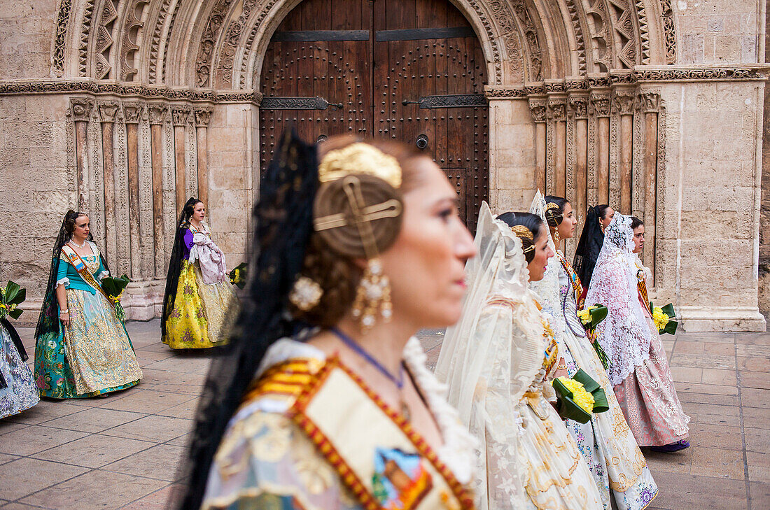 Blumenkorso, Menschen mit Blumen zu Ehren des "Virgen de los desamparados", Fallas-Festival, Plaça de l'Almoina-Platz, Valencia