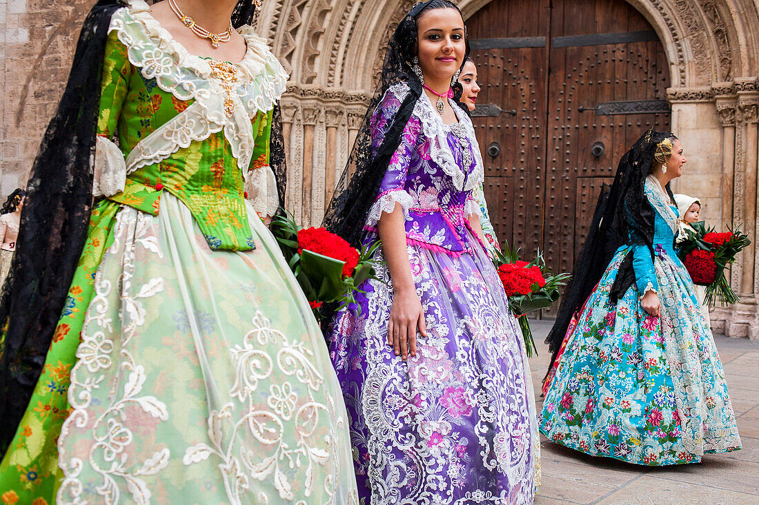 Blumenkorso, Menschen mit Blumen zu Ehren von "Virgen de los desamparados", Fallas-Festival, Plaça de l'Almoina-Platz, Valencia