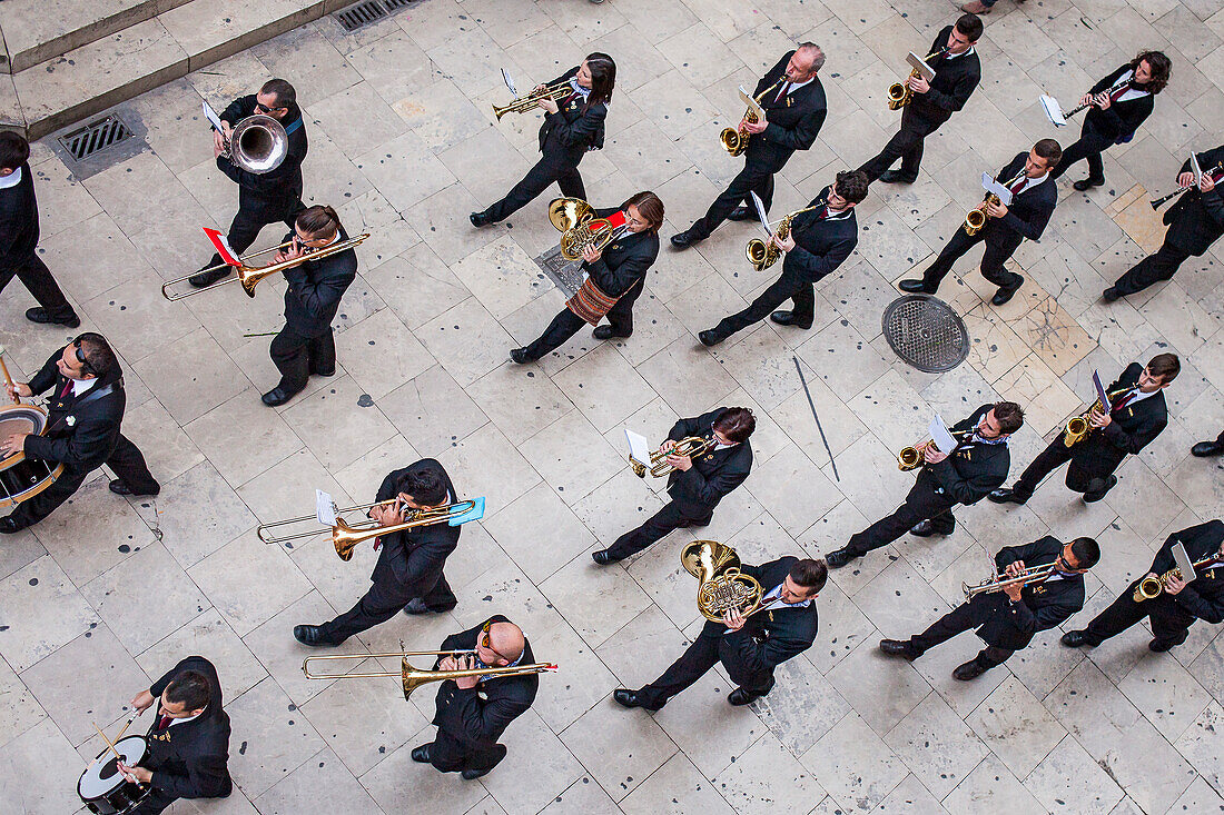 Blumenopfer, Musik zu Ehren des "Virgen de los desamparados", Fallas-Festival, Straße San Vicente Martir, Valencia, Spanien