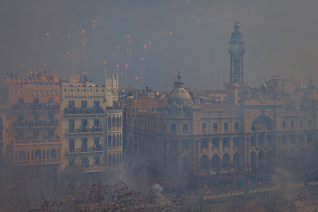 Mascleta" Feuerwerkskörper auf der Plaza del Ayuntamiento, Fallas Festival, Valencia, Spanien