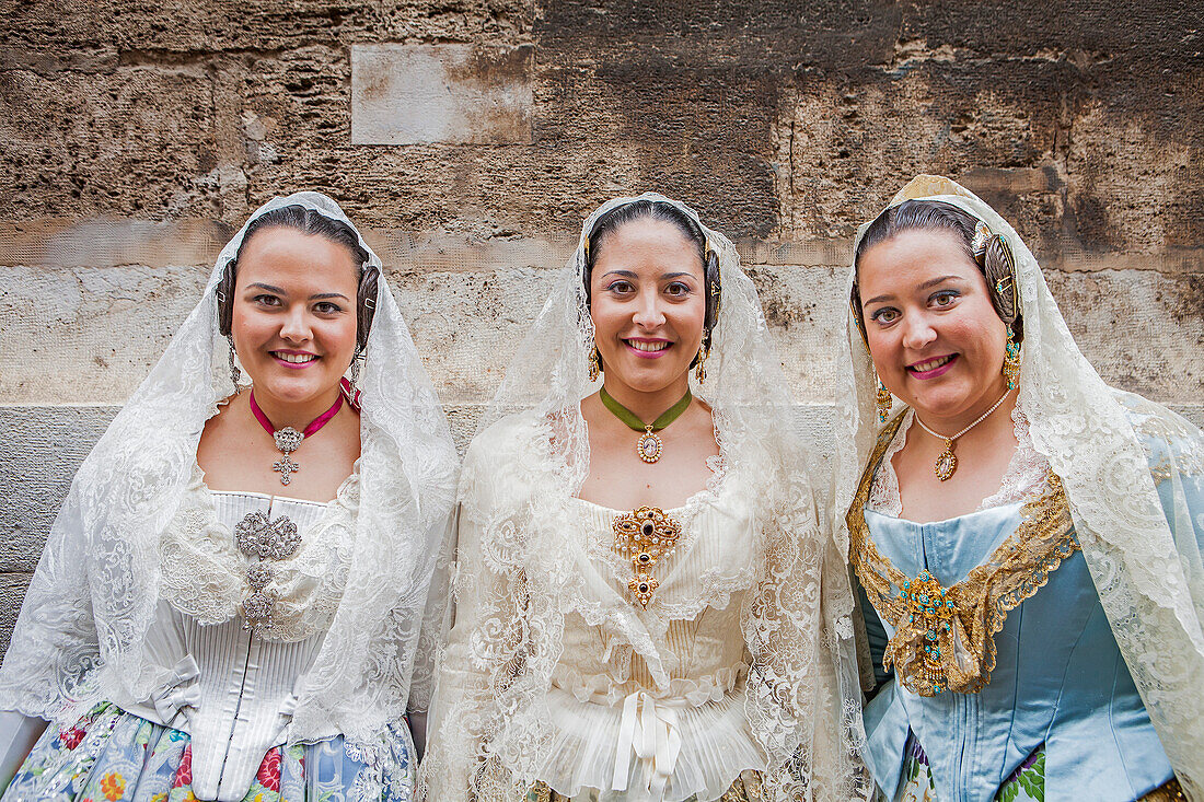 Frauen in Fallera-Kostümen während des Blumenkorsos zu Ehren des "Virgen de los desamparados", Fallas-Festival, Plaza de la Virgen, Valencia