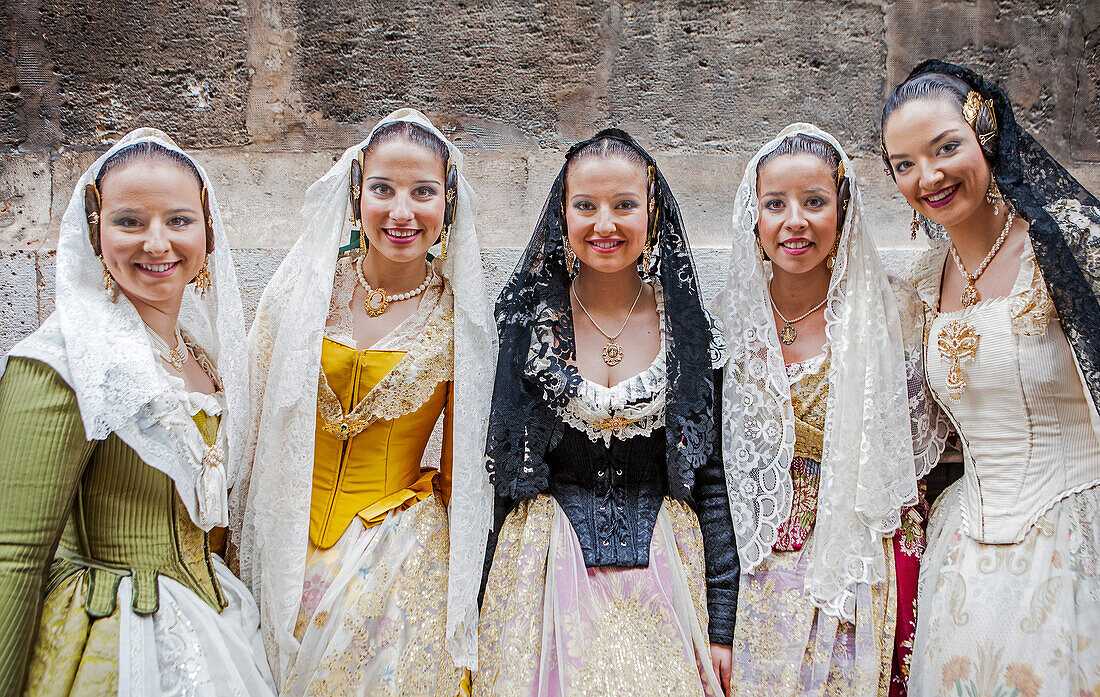 Frauen in Fallera-Kostümen während des Blumenkorsos zu Ehren des "Virgen de los desamparados", Fallas-Festival, Plaza de la Virgen, Valencia